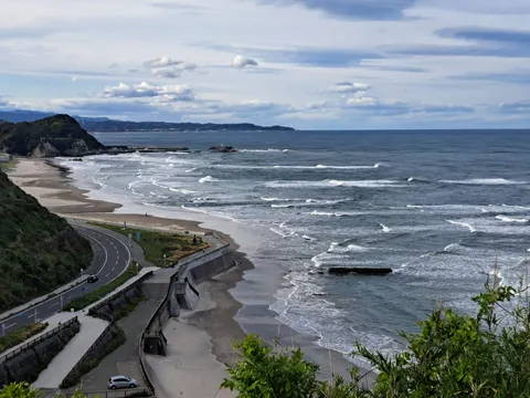 白い波が砕ける海岸の道