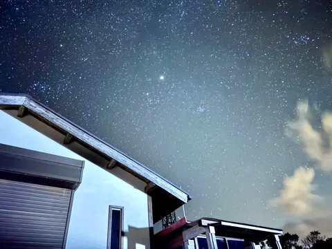 屋根の上、星空の無料上映会