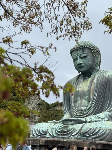 緑に包まれし、大仏の静寂