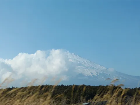 雪山と風の静かな広がり