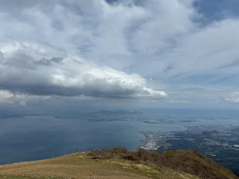 雲の切れ間から覗く街