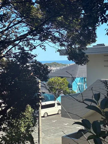 海をのぞむ静かな街角