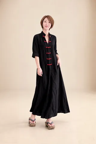黒衣に映える紅の結び