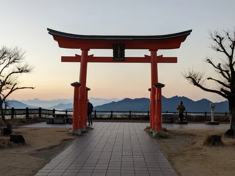 夕映えの鳥居と海景