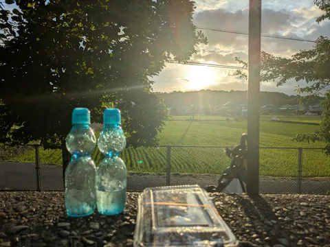 夕暮れ時のラムネと田園風景