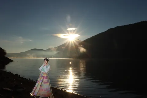 朝霧に輝く湖と見守る笑顔