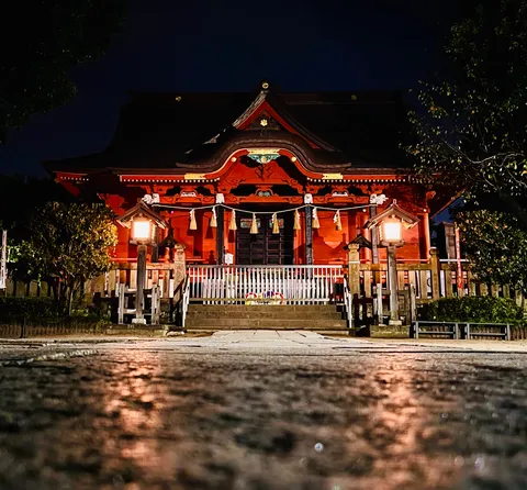 夜に灯る、朱色の神秘