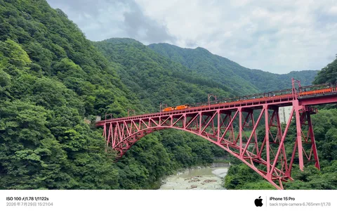 山あいを走る赤い橋