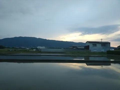 黄昏時の水面と山の影