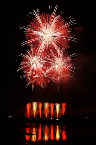 夜空と水面に響く花火