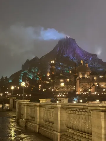 夜の火山と光のファンタジー
