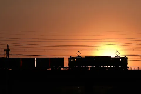 夕陽を背に駆ける列車