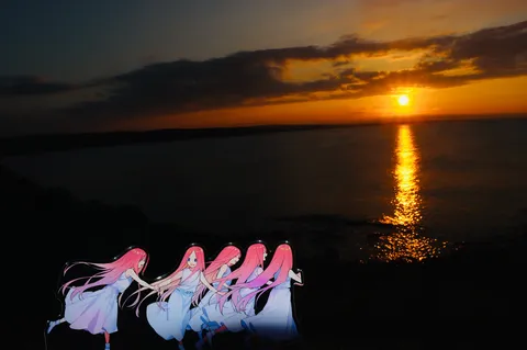 夕暮れの海辺、五人の少女