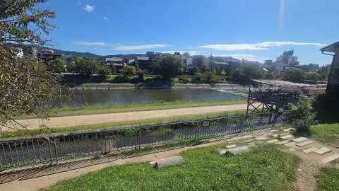 川沿いの光と静かな時間