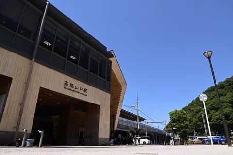 青空と駅舎、旅の始まり