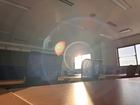 教室に差し込む虹色の光