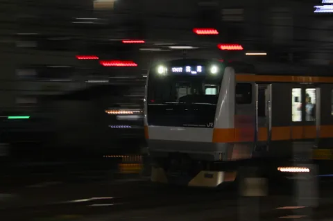 夜を駆ける鉄道の灯り