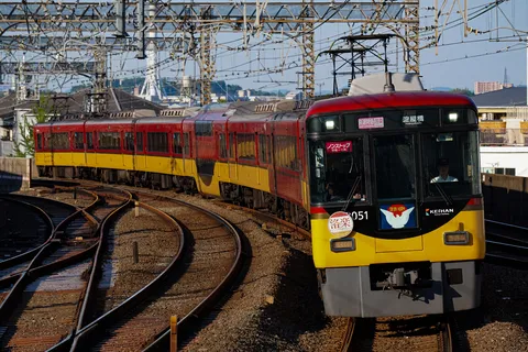 線路の交差、列車は行く