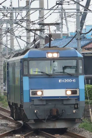 青い電車と空を繋ぐ線路