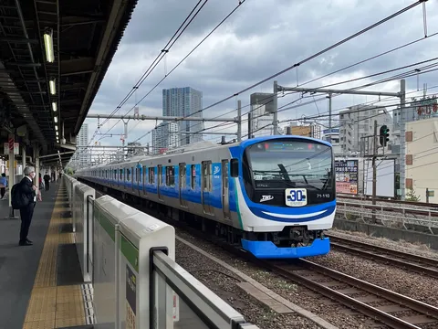 曇り空に映える青い電車