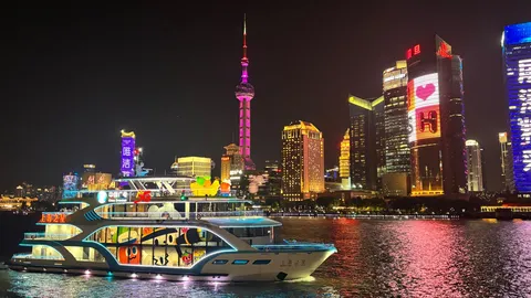 光の街を進む夜景船