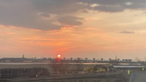 茜色の空に沈む太陽
