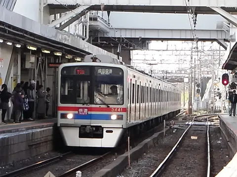 通勤ラッシュ、静かなる発車