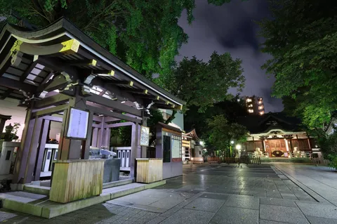 提灯に灯る夜の静寂