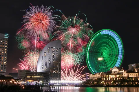 都会の夜を彩る、光と色の饗宴