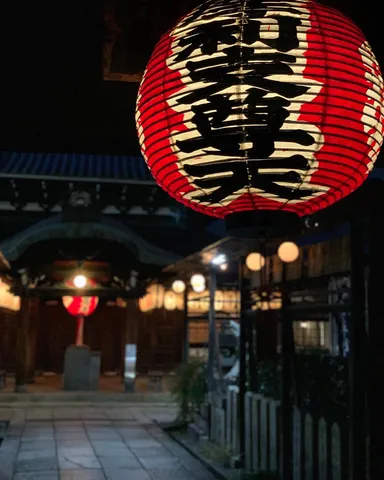 夜に灯る、古都の提灯