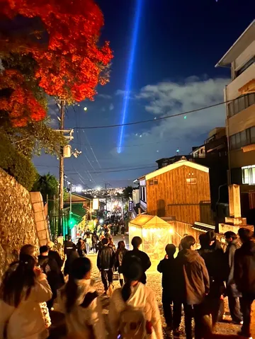夜の街を抜ける青い光