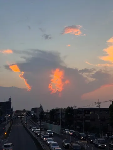 夕焼けと渋滞のコントラスト