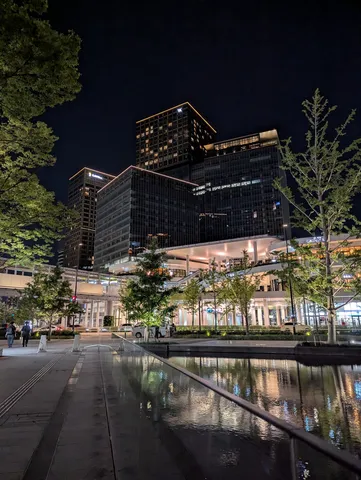 夜の水面に映る都市の光