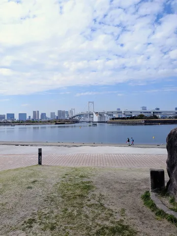 広がる水辺と都会の景色