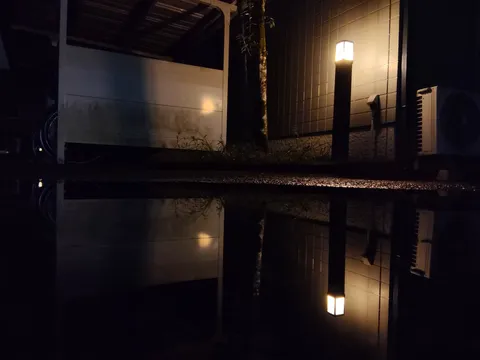 夜の水鏡に灯る灯り