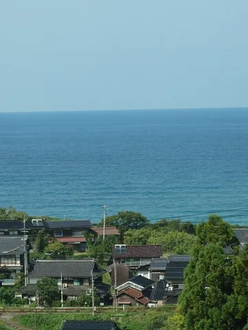海辺の集落、静かな午後の光