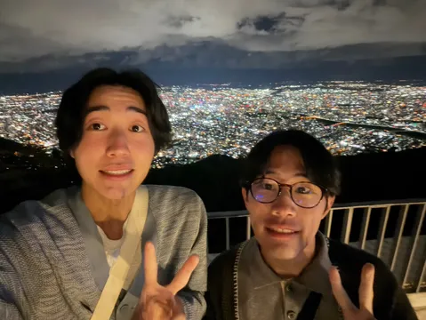 夜景を背にした二人の笑顔