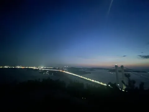 夜明け前の港町、橋の灯りが誘う