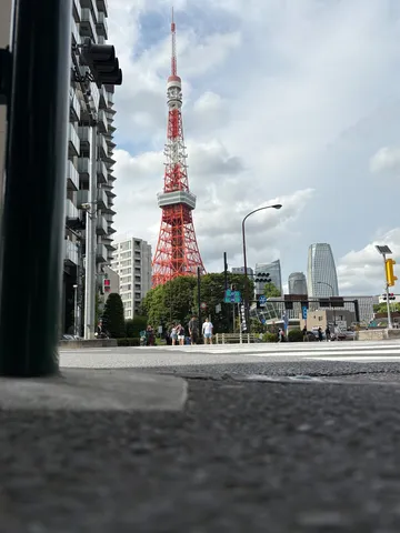 東京タワーと街並みの交差点