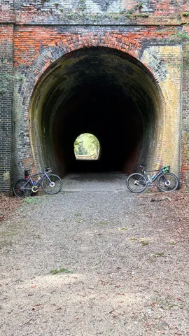 トンネルの先、自転車と日常