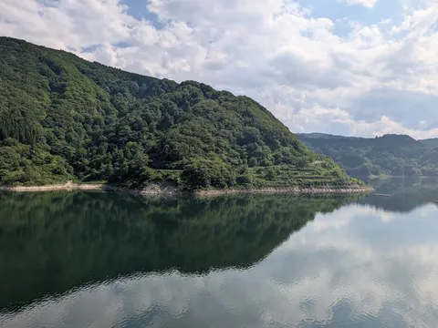 湖畔の緑、空の映り込み