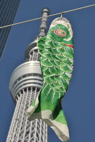 風を泳ぐ緑の鯉のぼり