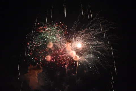 夜空を彩る光の競演