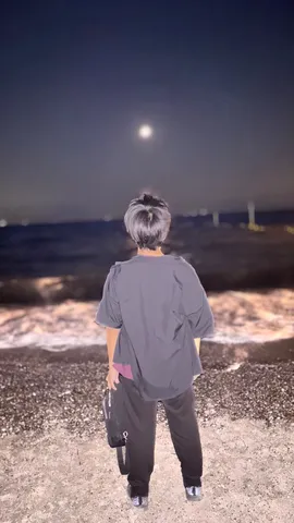 月夜の海辺、静かな瞬間