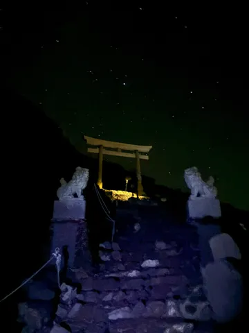 星空と鳥居の静寂