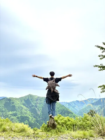 雄大な景色と広がる両腕