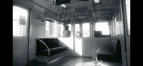 静寂の車内、光と影のコントラスト