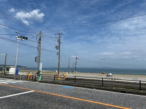 夏の終わりの海辺、電線と空のコントラスト