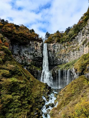 錦秋の谷に響く水音