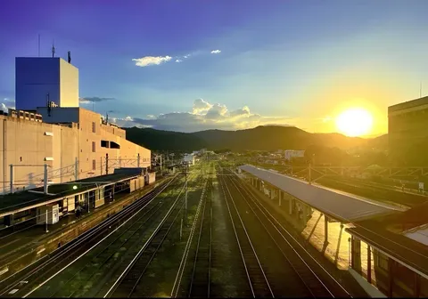 夕暮れを運ぶ線路